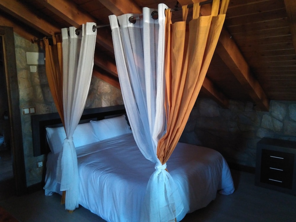 Apartamentos Turisticos Julia — 4-Star Luxury Hotel in Valdemaluque, Spain