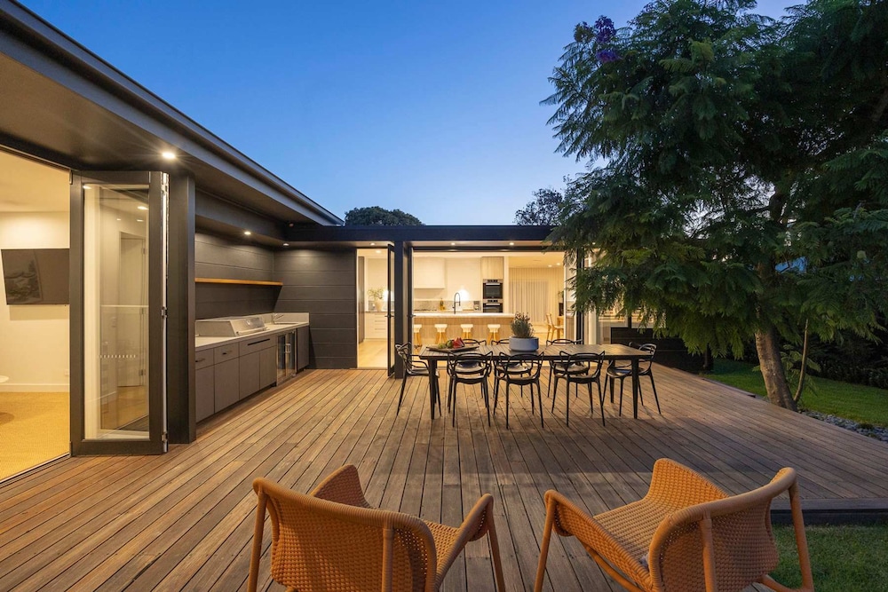 Midnight Sands Luxe Beachside Designer With Pool - last minute hotel in Melbourne