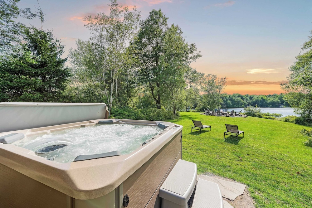 Waterside Haven by Avantstay Lakefront Hot Tub Game Room Fire Pit pet-friendly hotel Mount Pocono
