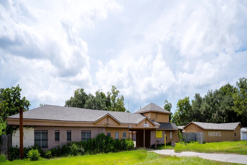 Capital O Parker Motel Clute Jackson Tx 332 — hotel in Clute