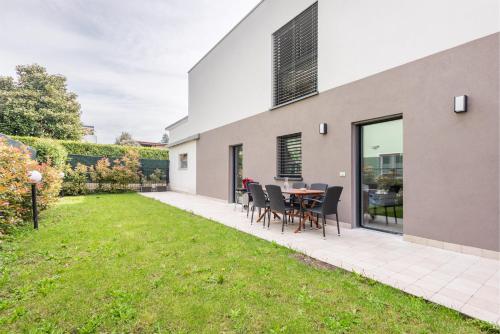 Casa Caterina family terrace and BBQ — 4-Star Luxury Hotel in Arco, Italy