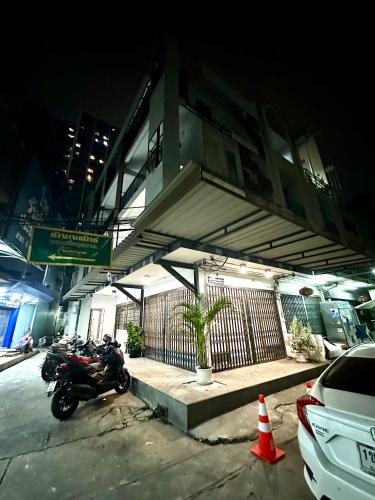 The White Den Chatuchak