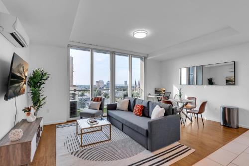 Bright 1BR Near BOKCenter Gym Lounge Balcony PetOK — 4-Star Luxury Hotel in Tulsa, United States