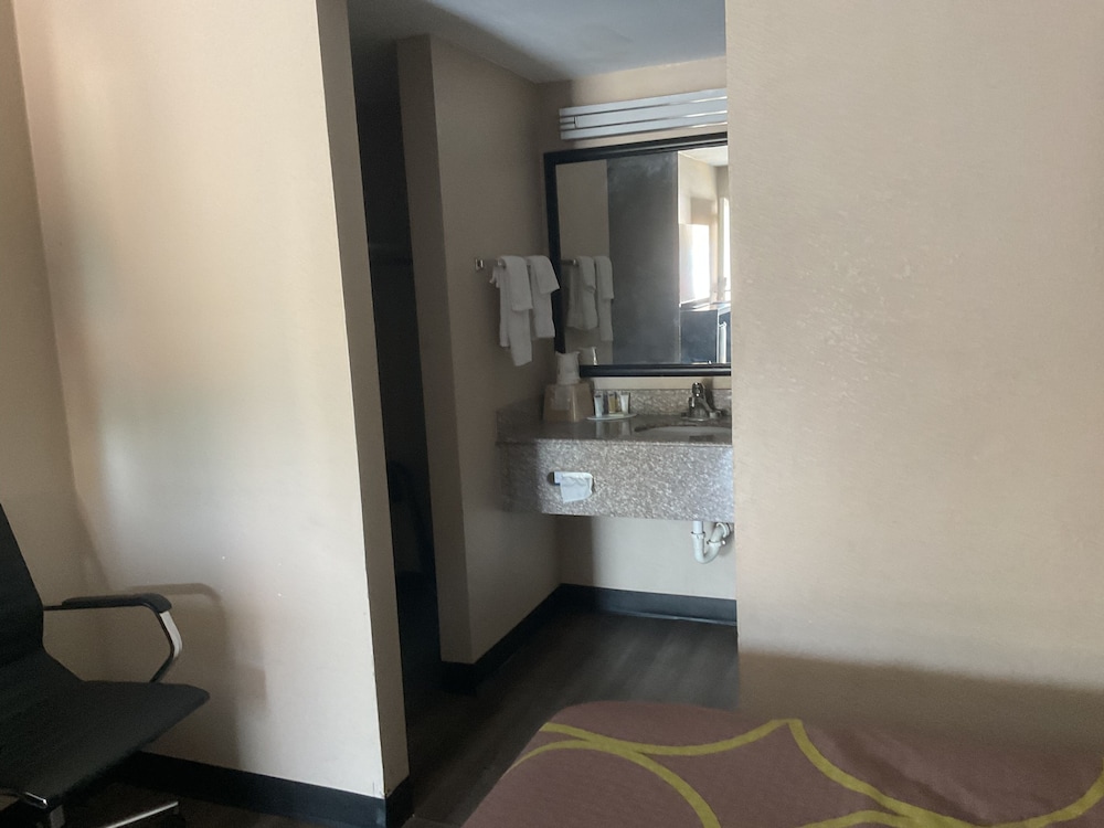 Super 8 by Wyndham Chattanooga East Ridge - photo 30