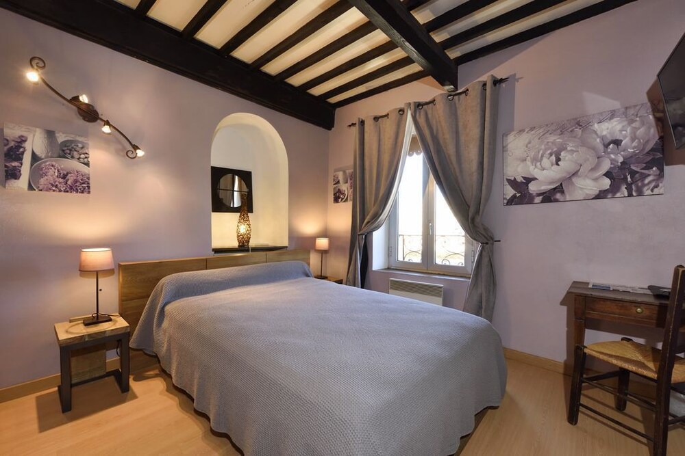 Hôtel Restaurant L’Oustaloun in Saint-Remy-De-Provence, France