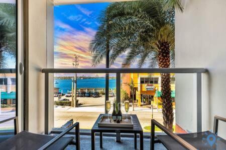 Condo Bay View Infinity Pool Beach Service — 4-Star Luxury Hotel in Hollywood, United States
