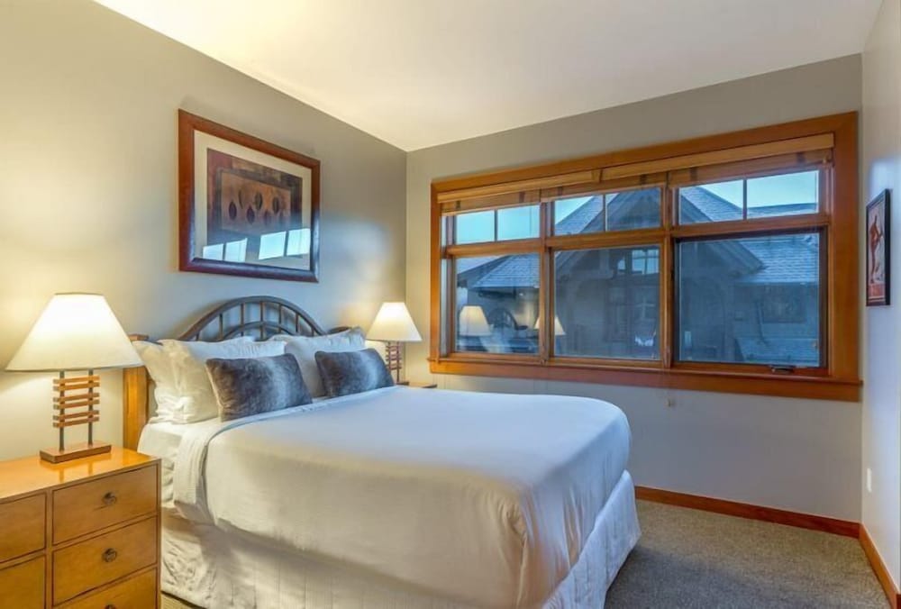 Luxury Ski in Ski out 2 Bedroom Mountain Resort Vacation Rental in the Heart of Snowmass Base Village - photo 4