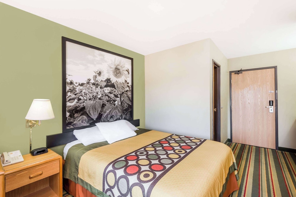 Super 8 by Wyndham Chanute - photo 6
