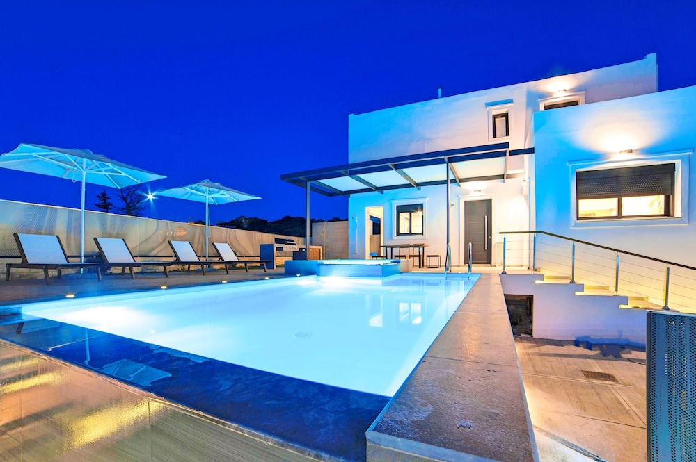 Perla Villas with Heated Pool — 4-Star Luxury Hotel in Georgioupolis, Greece