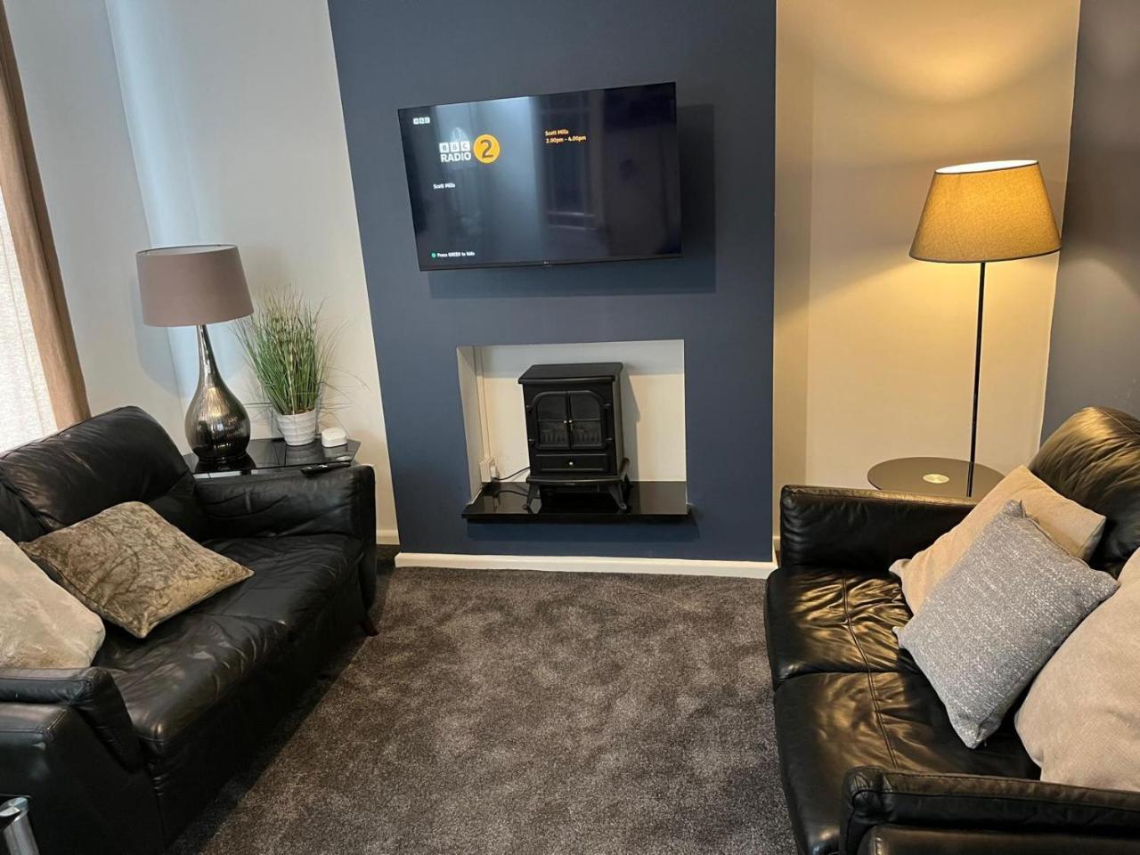 Modernised 4bed stay away home in Runcorn sleeps 7 — 4-Star Luxury Hotel in Runcorn, United Kingdom