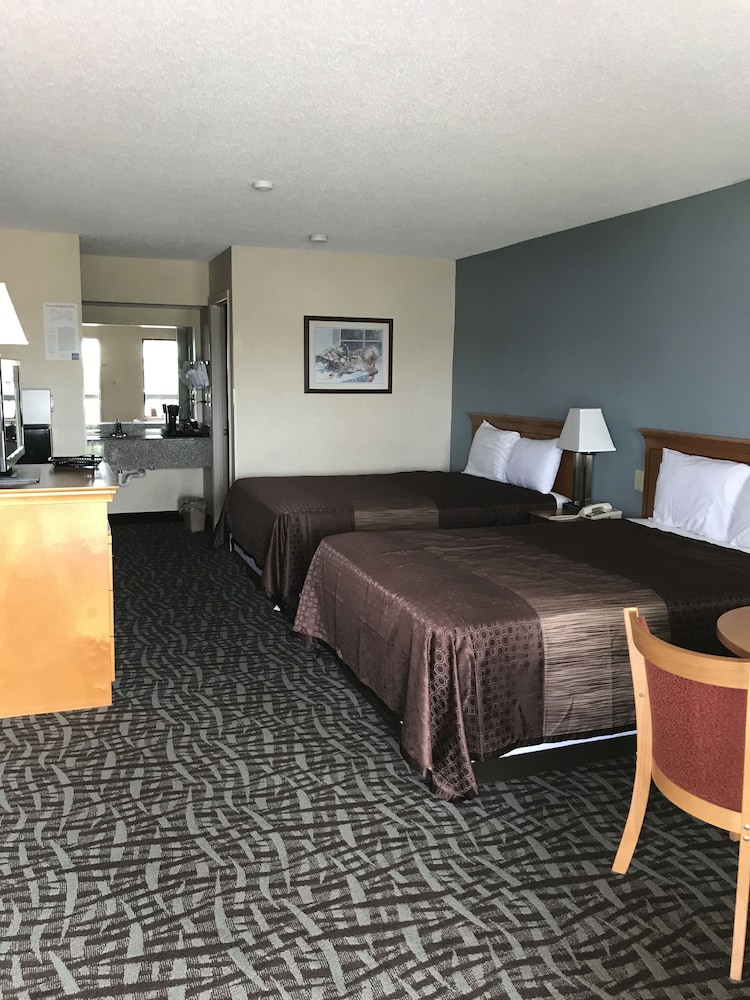 Carolina Inn & Suites of Lake Norman - photo 10
