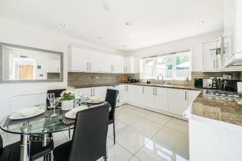 COZY 6 Bed Home in Reading Close to University Attractions Train Station with Garden Parking & WiFi — 4-Star Luxury Hotel in Reading, United Kingdom