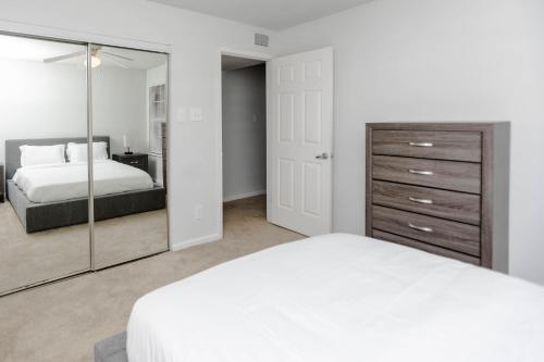 Wyndham 1205 Modern luxe 2BD2BA I Parking — 4-Star Luxury Hotel in Hampton, United States