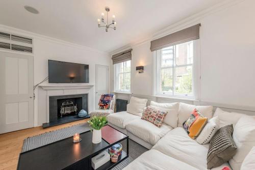 Stunning 3 Bed Townhouse in the heart of Mayfair — 4-Star Luxury Hotel in London, United Kingdom