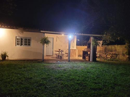 Casinha Grão de Areia de frente para o mar in Bertioga, Brasil