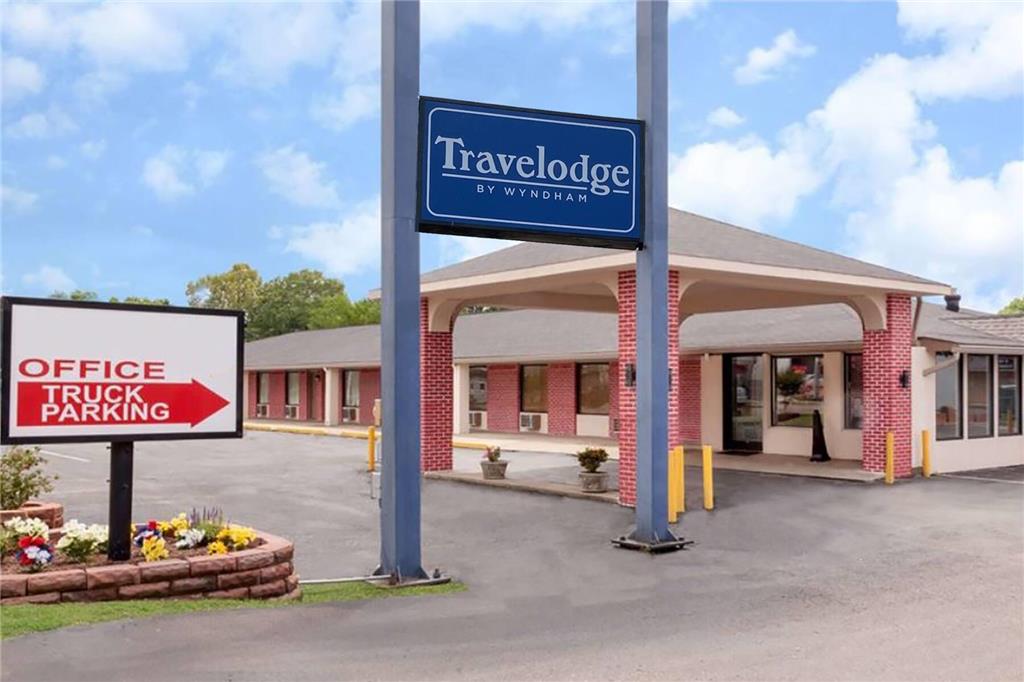 Travelodge by Wyndham Jackson I 40 Exit 82 — hotel near McKellar-Sipes Regional Airport