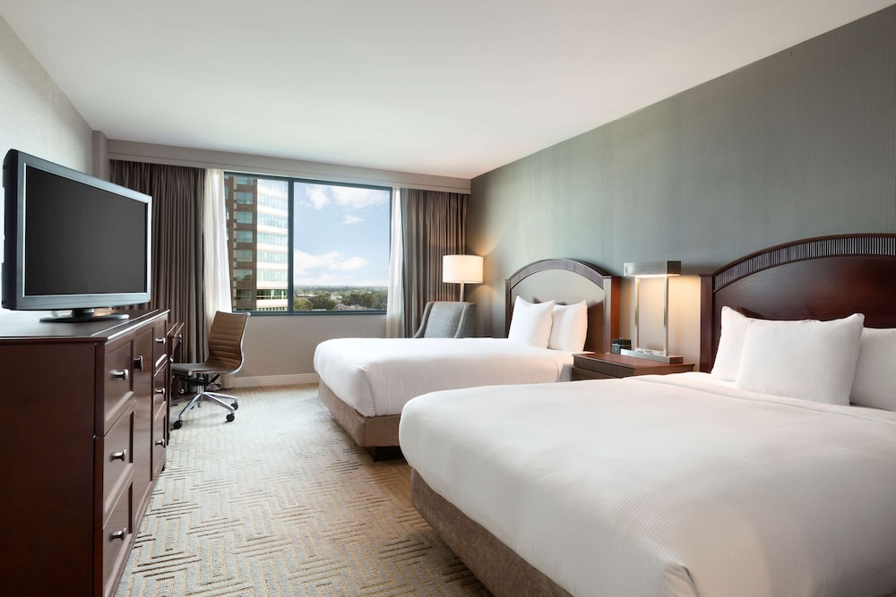 Hilton East Brunswick Hotel & Executive Meeting Center - photo 9