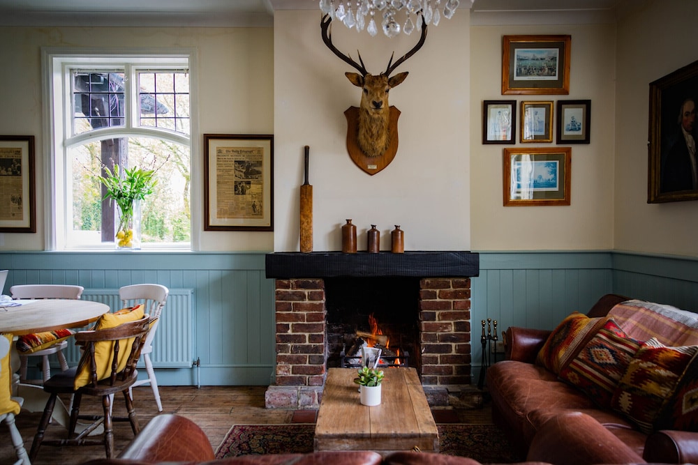 The Cricketers Inn — hotel in Petersfield