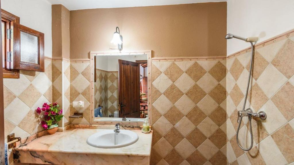 Casa La Vina del Arenal Pizarra by Ruralidays — 4-Star Luxury Hotel in Pizarra, Spain