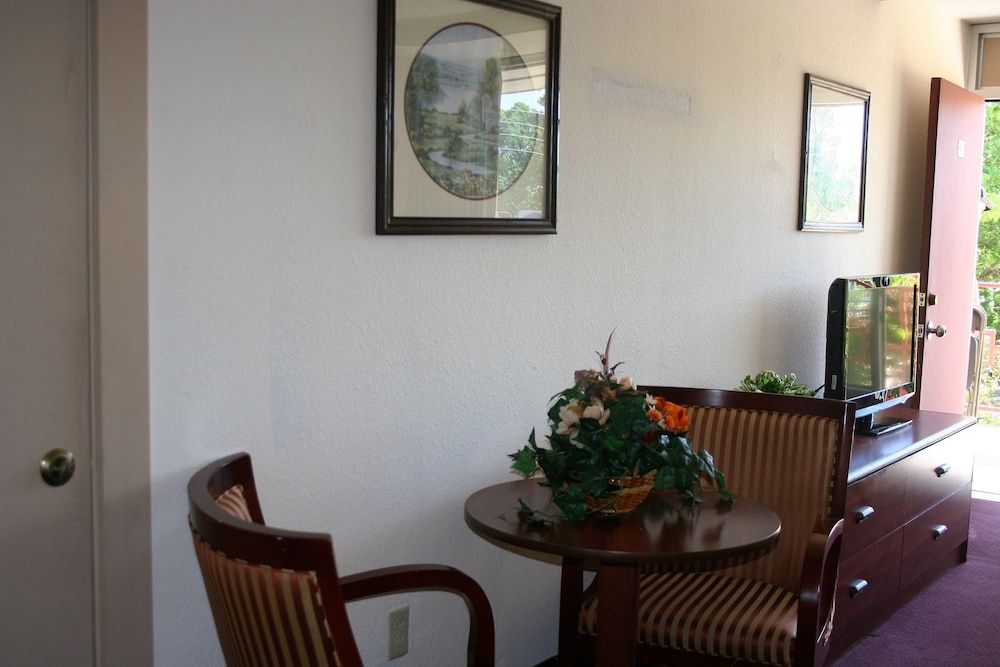 Statue Road Inn - photo 18