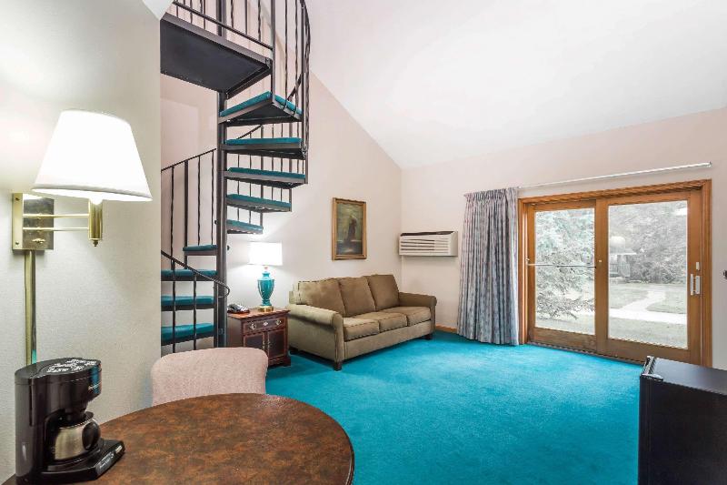 Super 8 by Wyndham Platteville - photo 15