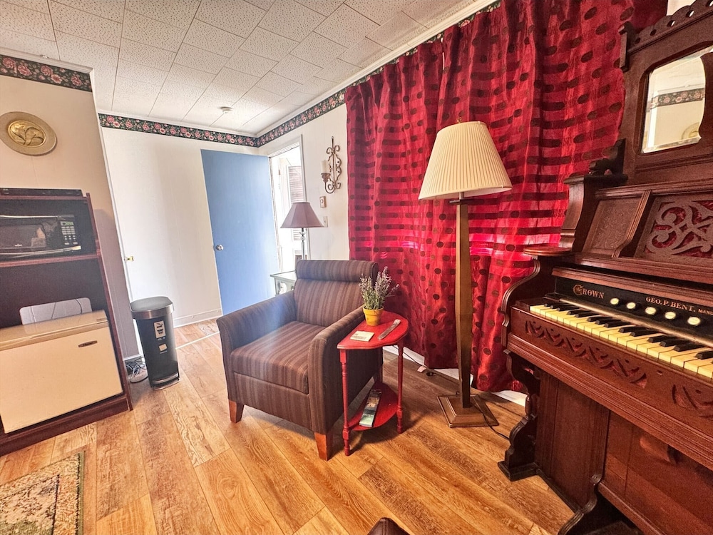Chesterfield Hotel by OYO Hwy 9 - photo 51