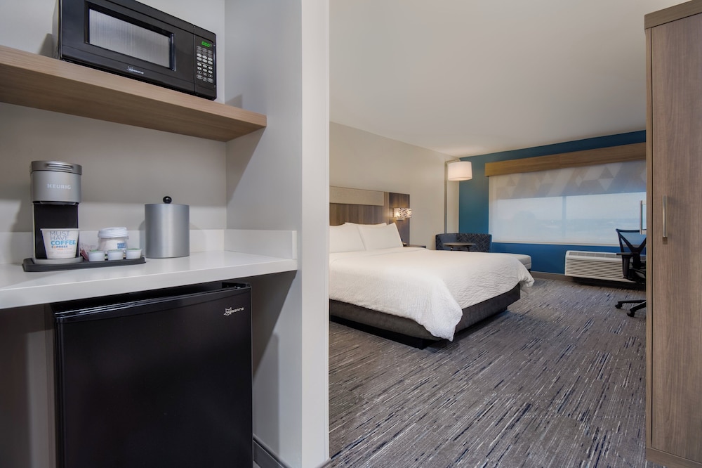 Holiday Inn Express & Suites Muskegon Grand Haven an IHG Hotel - photo 12