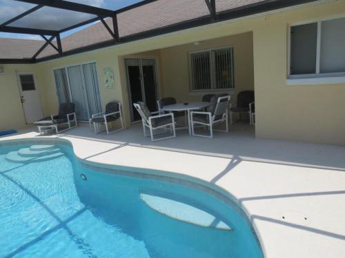 3 Bedroom Standard Davenport Home FL 33897 — 4-Star Luxury Hotel in Orlando, United States