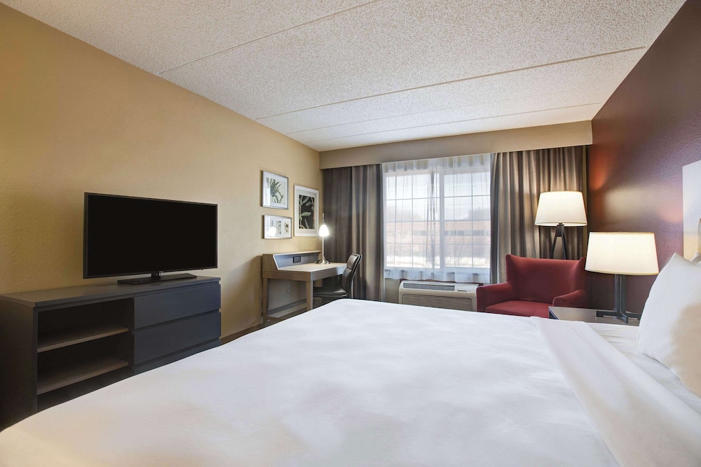Comfort Inn & Suites St. Paul Northeast - photo 9