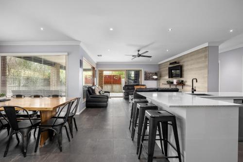 Luxury Coastal Escape Spacious Group Accommodation — Tootgarook — photo 2