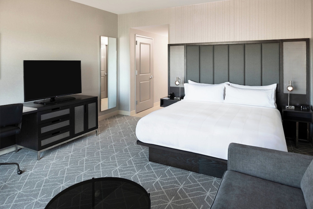 Renaissance by Marriott Boston Patriot Place Hotel - photo 12