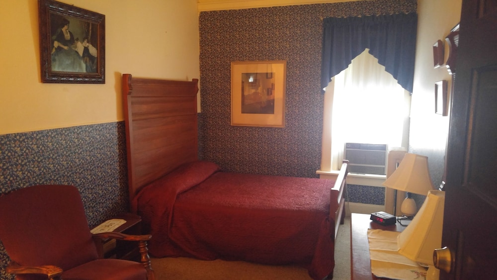 Inn of the Six Toed Cat - photo 7