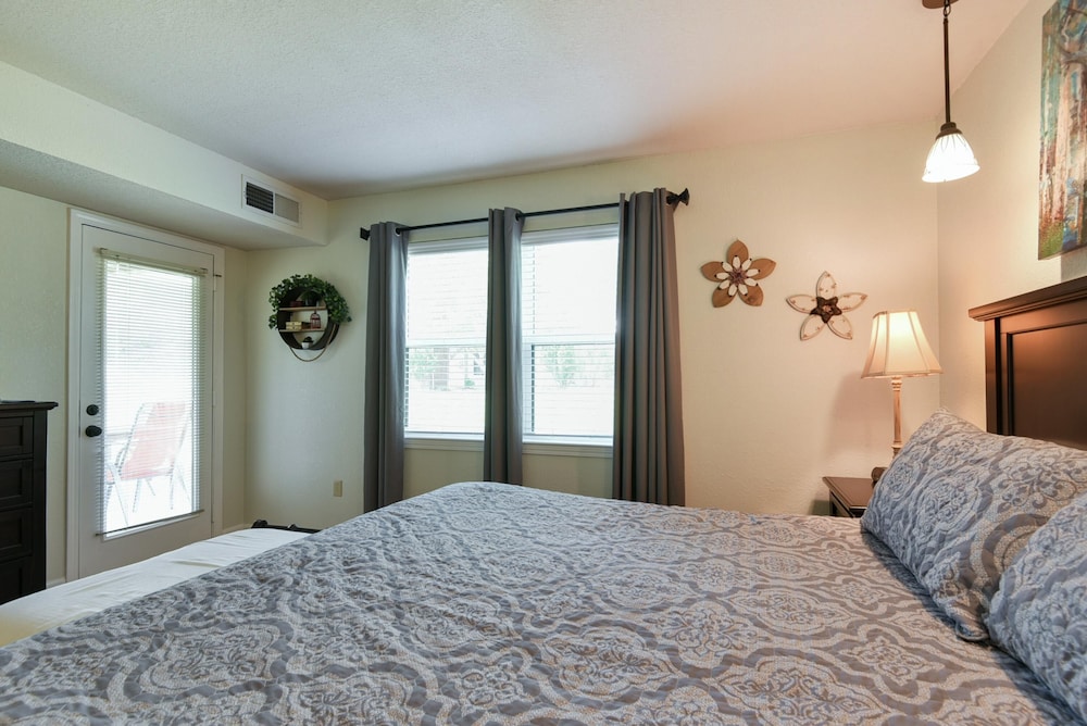 Southern Paradise Resort Amenities Close to Downtown and the Branson Landing - photo 20