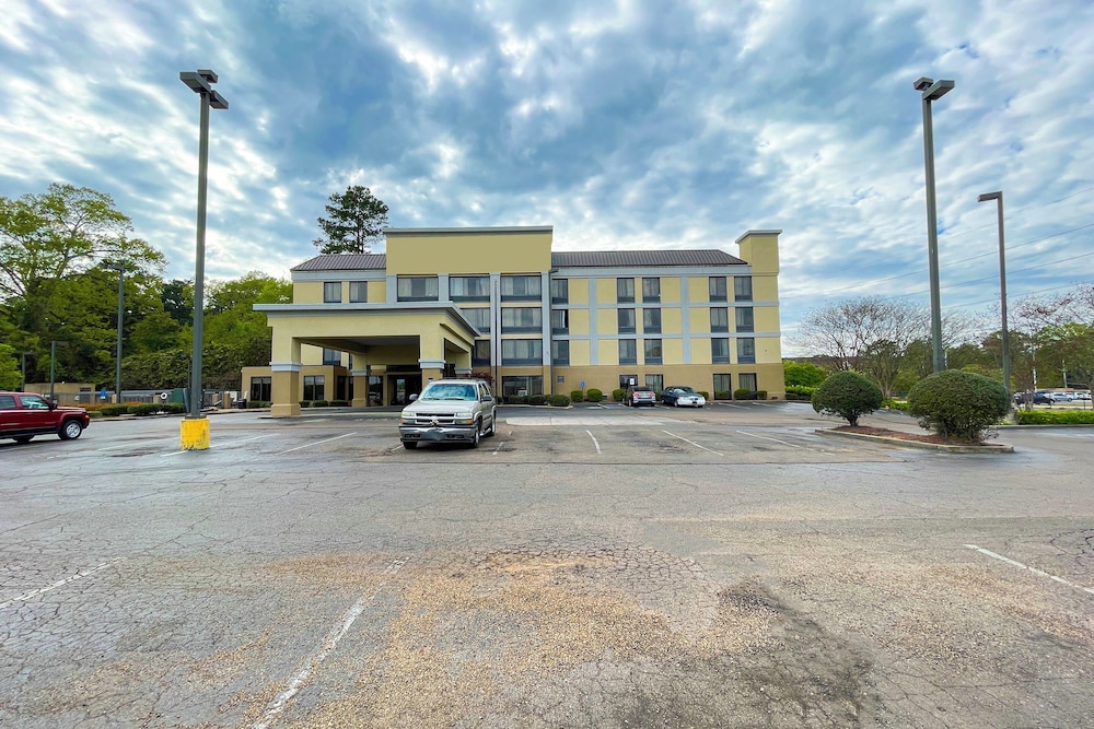 La Quinta Inn & Suites by Wyndham Jackson North - featured photo