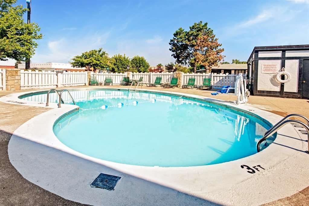 Monroe Knights Inn - photo 4