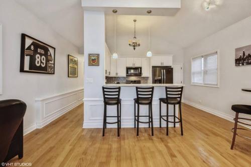2 Bed 2 Bath Apt Close to UC w Free Parking — 4-Star Luxury Hotel in Chicago, United States