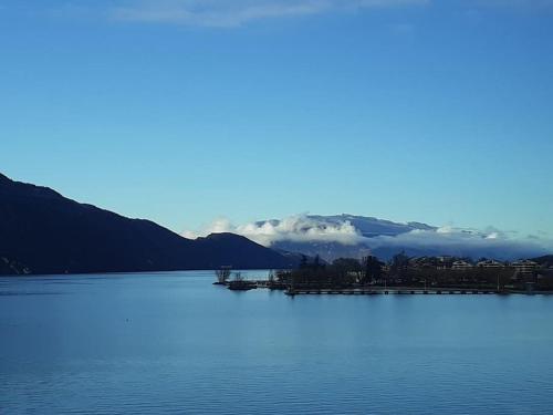 Pepite du Lac Vue Imprenable 40m2 Tresserve Plage Aix Les Bains — hotel in Tresserve