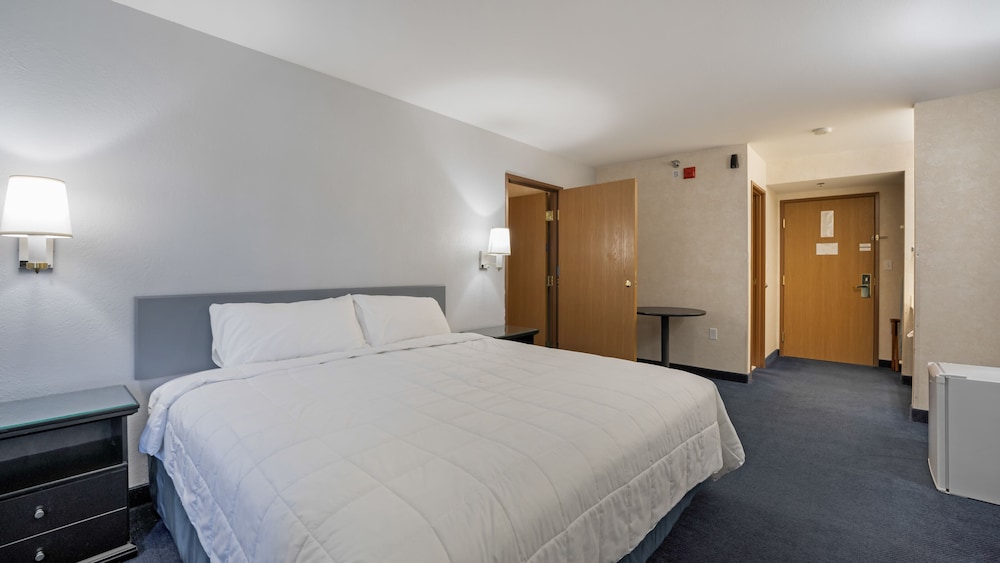 Schmidt's Creek Hotel - photo 9