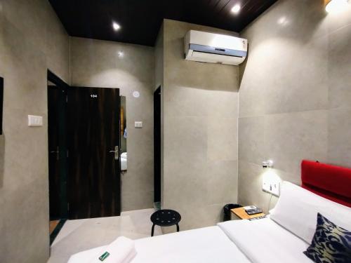 Hotel Eros Nr Airport T2