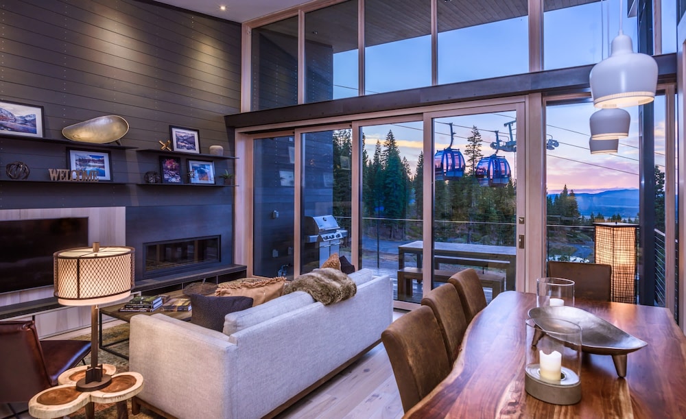 Modern Ski In Out Home Mid Mountain — 4-Star Luxury Hotel in Truckee, United States