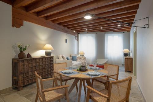 Cosy renovated flat in the center — 4-Star Luxury Hotel in Padenghe Sul Garda, Italy