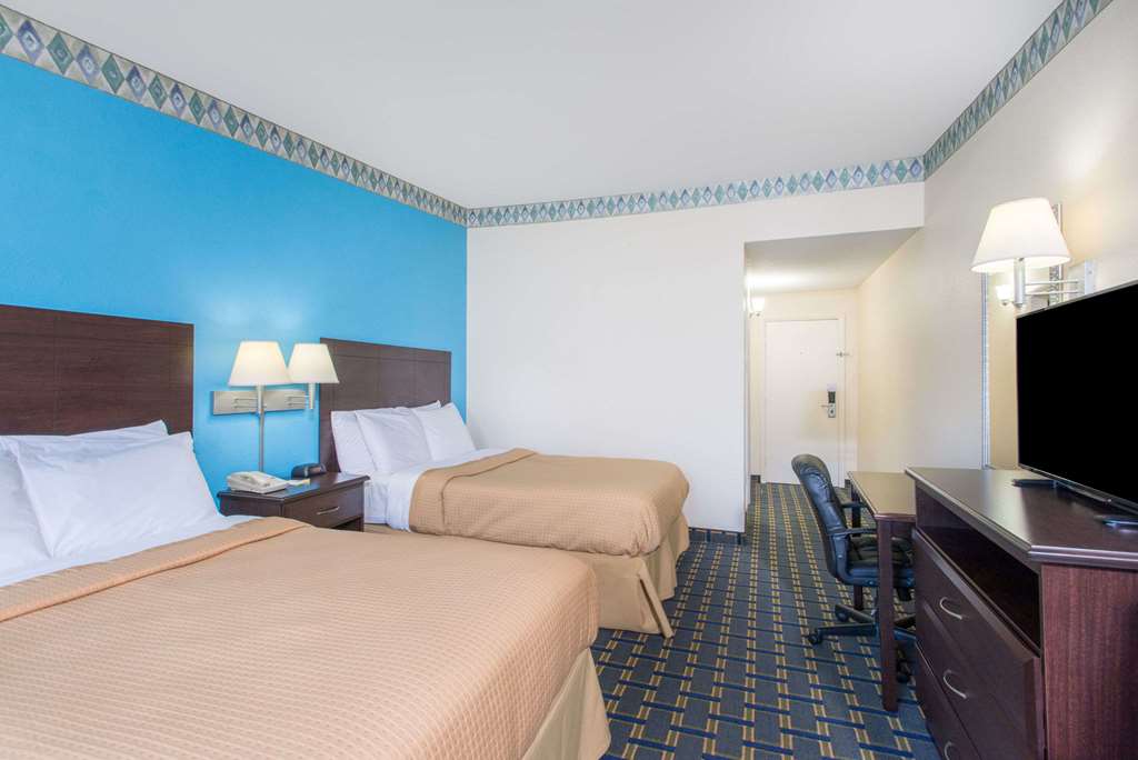 Days Inn by Wyndham Roanoke Hollins Near I 81 - photo 10