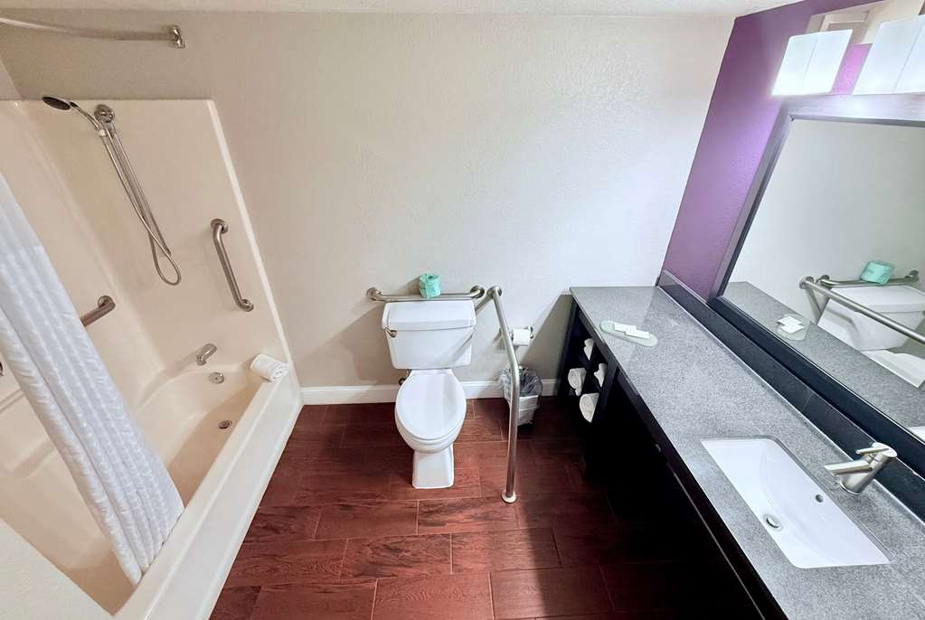 La Quinta Inn & Suites by Wyndham Orlando Universal area - photo 39