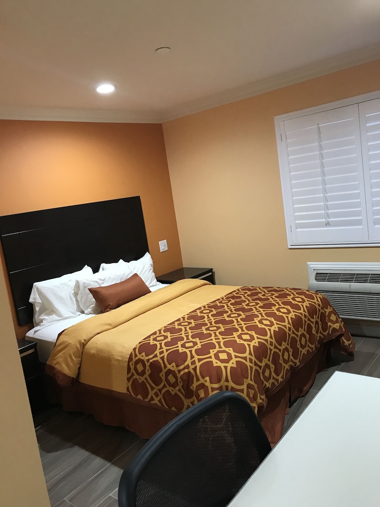 Executive Suites Inn - photo 6