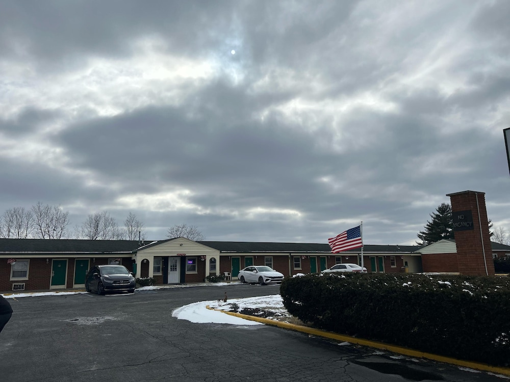 Hillcrest Motel By OYO Aurora IN Near Lawrenceburg - photo 41