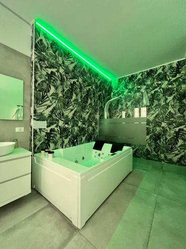 Ca Foscari Harmony Jacuzzi Apartment — 4-Star Luxury Hotel in Milan, Italy