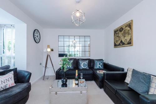 Stunning Riverside 3 Bed Home by 53 Degrees Property in Manchester with Garden & FREE Parking — 4-Star Luxury Hotel in Manchester, United Kingdom