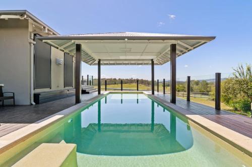 Mountain Majesty With Poolside Relaxing Getaway — Tamborine