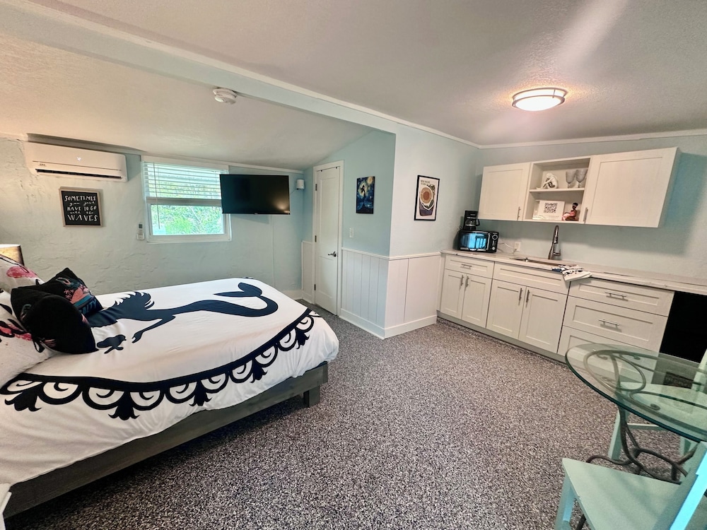 Neptune's Grotto Waterfront Retreat - photo 12