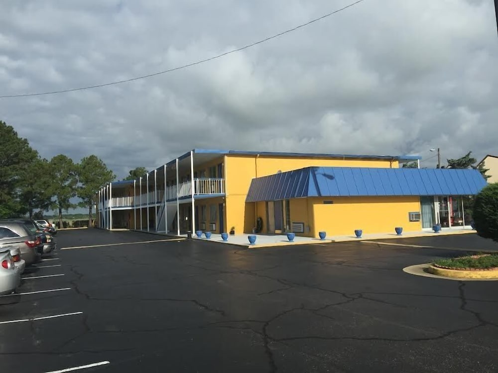 Belmont Inn & Suites - photo 16